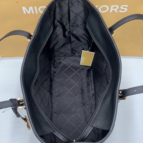 MICHAEL KORS
Jet Set Travel Large Top Zip Shoulder Tote Saffiano Leather
Black - Picture 11 of 16